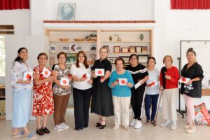 Cumhurbaşkanı’nın eşi Sibel Tatar, kursiyerlerle keçeden Medoş Lalesi yaptı