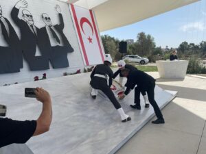 Cumhurbaşkanı Erhürman, Kurucu Cumhurbaşkanı Rauf Raif Denktaş’ın Anıt Mezarı’na çelenk sundu