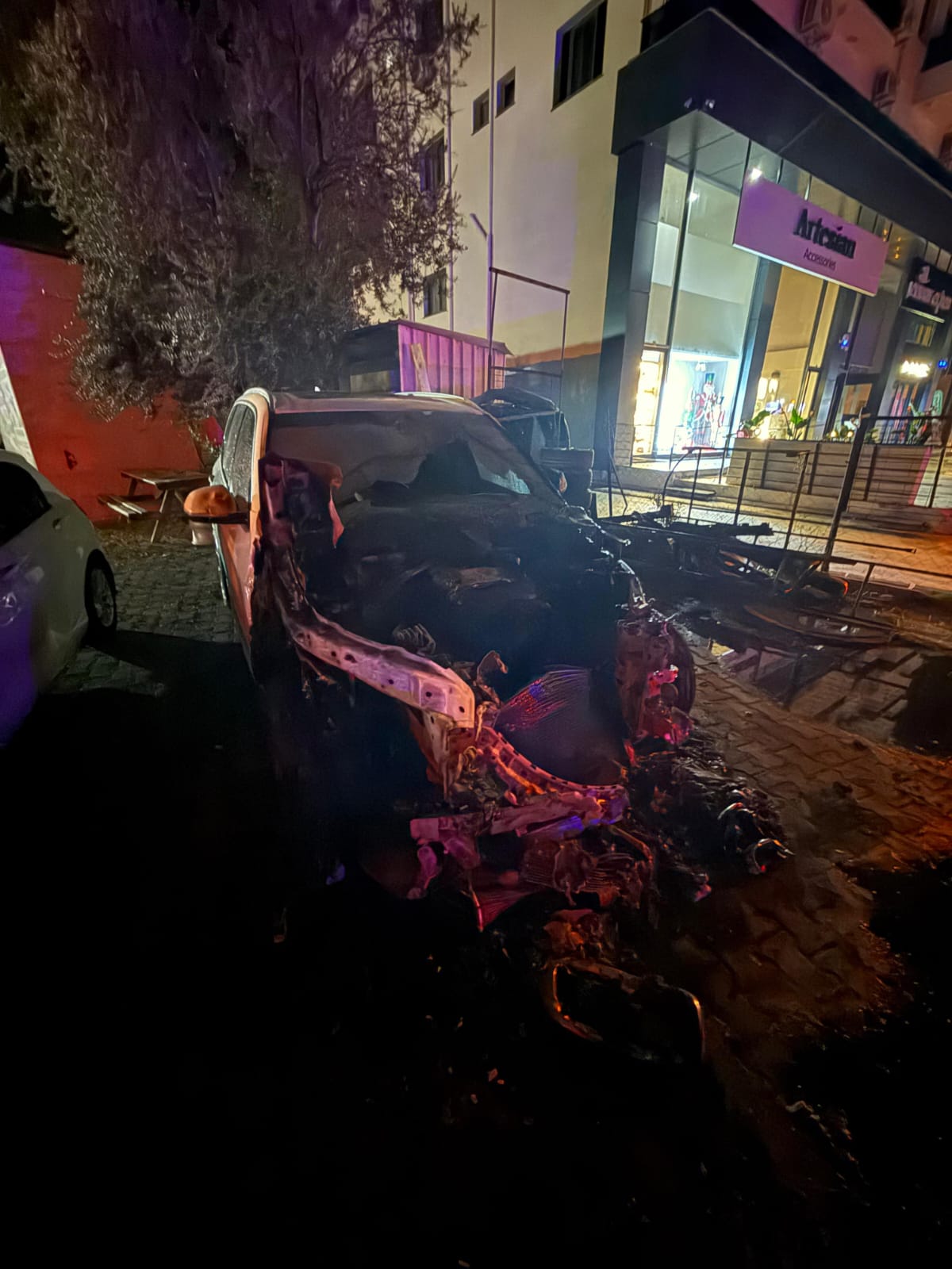 Girne’de bir oto galeride iki araç kundaklandı, dört kişi tutuklandı