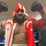 “Metin Turunç İstanbul’da Zafere Ulaştı: KKTC Bayrağını Ringde Dalgalandırdı”