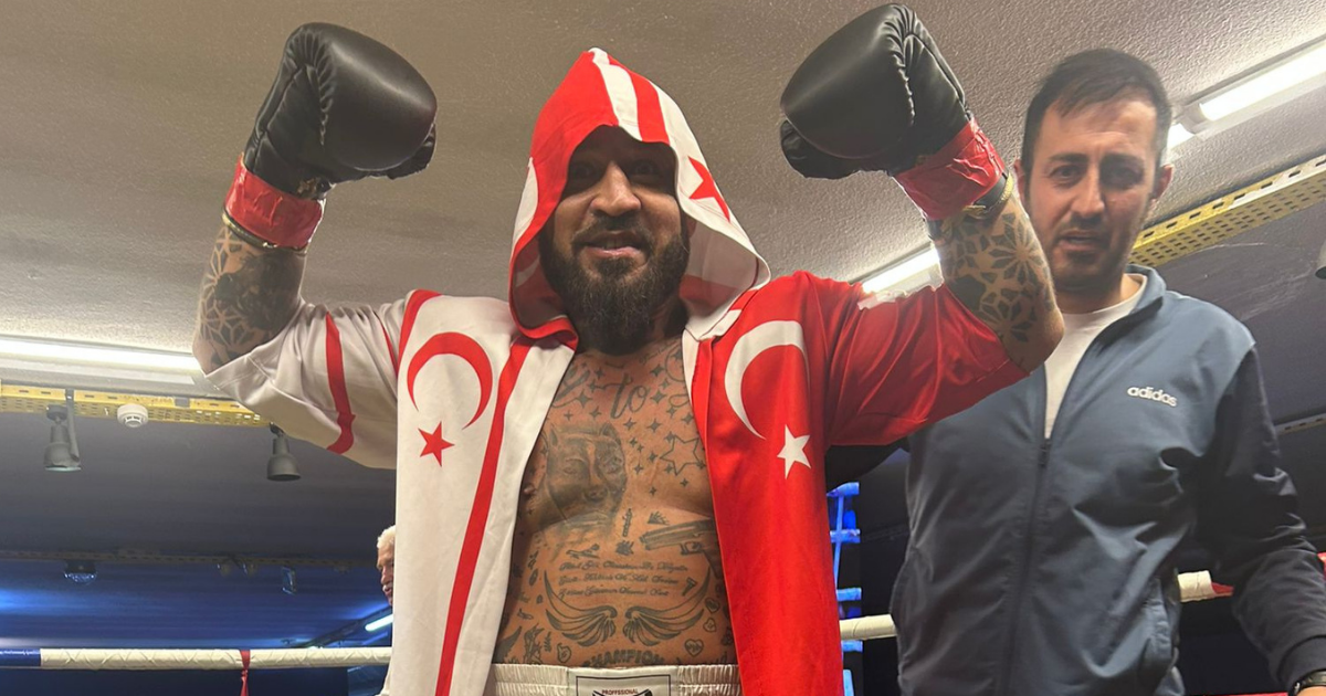 “Metin Turunç İstanbul’da Zafere Ulaştı: KKTC Bayrağını Ringde Dalgalandırdı”