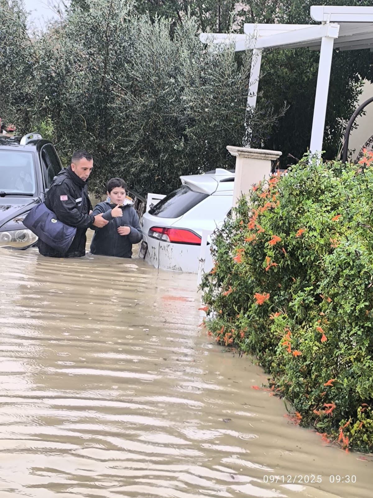 Sivil Savunma, Gönyeli Onan Ltd. çevresinde mahsur kalan yedi kişinin tahliye edildiğini açıkladı