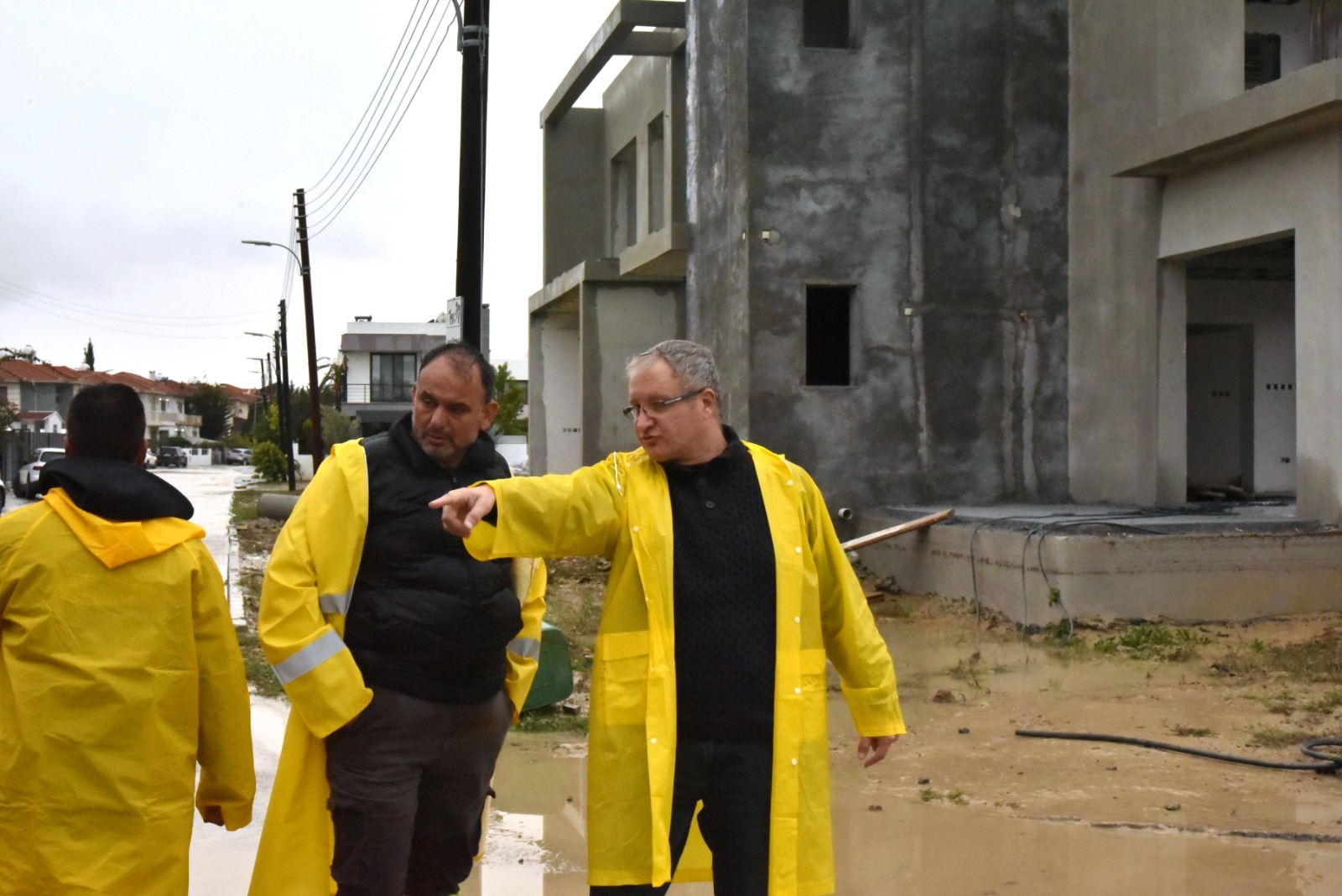 Gönyeli Alayköy Belediyesi ekiplerinin sel ve su taşkınlarına müdahalesi sürüyor…