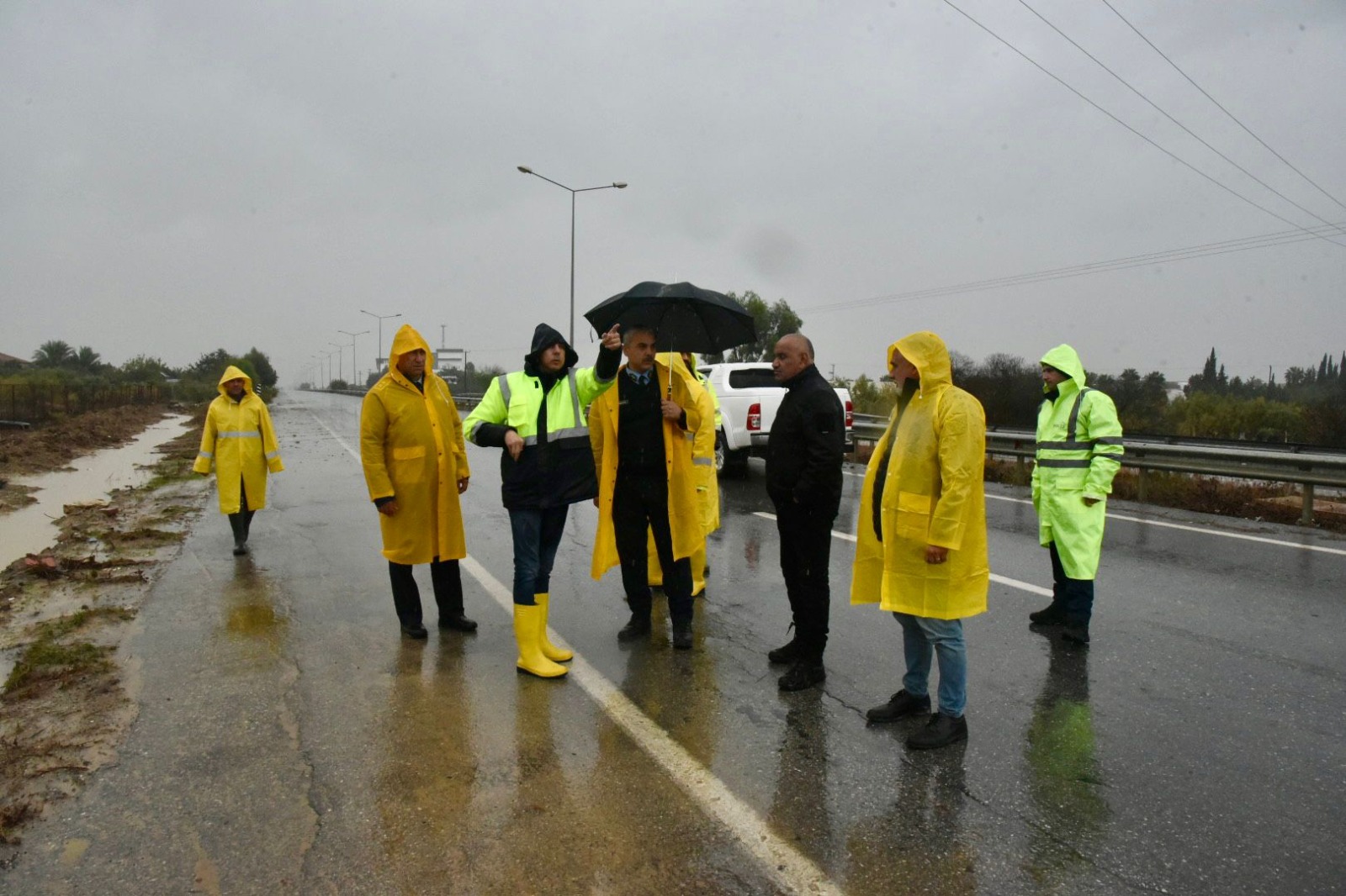 Sağanak devam ediyor, ekiplerin sahadaki çalışmaları sürüyor..