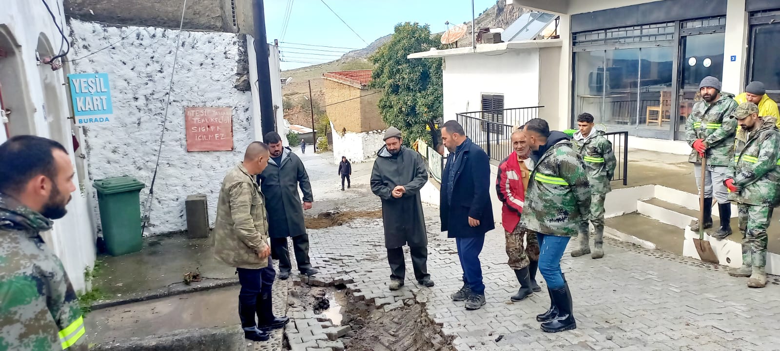 Tarım ve Doğal Kaynaklar Bakanı Hüseyin Çavuş, Kozanköy’de sel tahribatını yerinde inceledi