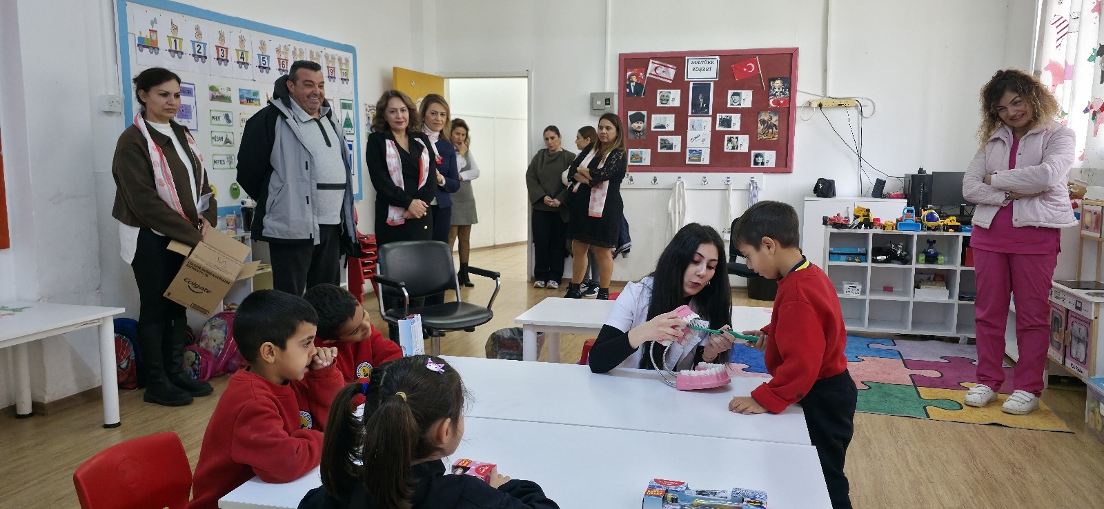 Kamu-İş’ten iki okulda eş zamanlı ağız ve diş sağlığı etkinliği