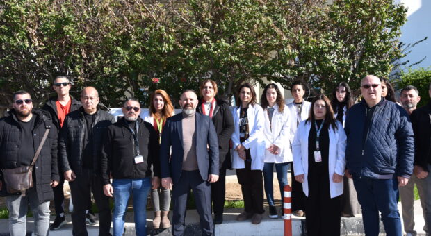 KTAMS, Gazimağusa Devlet Hastanesi Laboratuvarı’nda bir günlük uyarı grevi yaptı