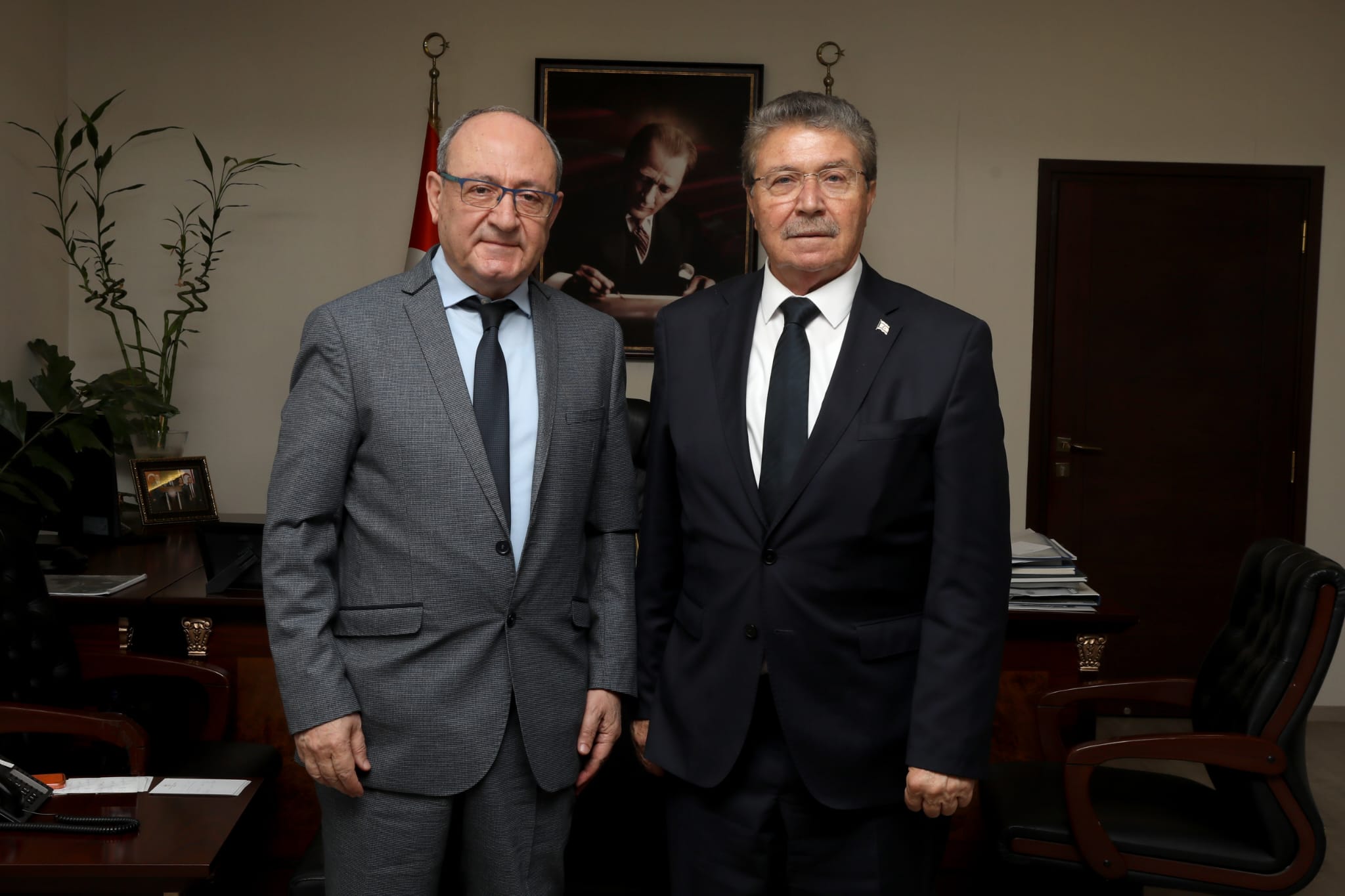 Başbakan Üstel, Gazeteciler Cemiyeti Başkanı Akar’ı kabul etti