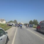 Büyük trafik levhası yola devrildi