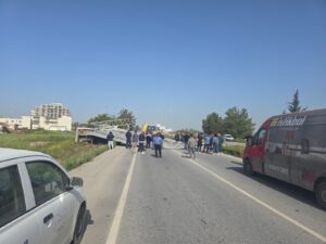 Büyük trafik levhası yola devrildi