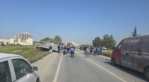 Büyük trafik levhası yola devrildi