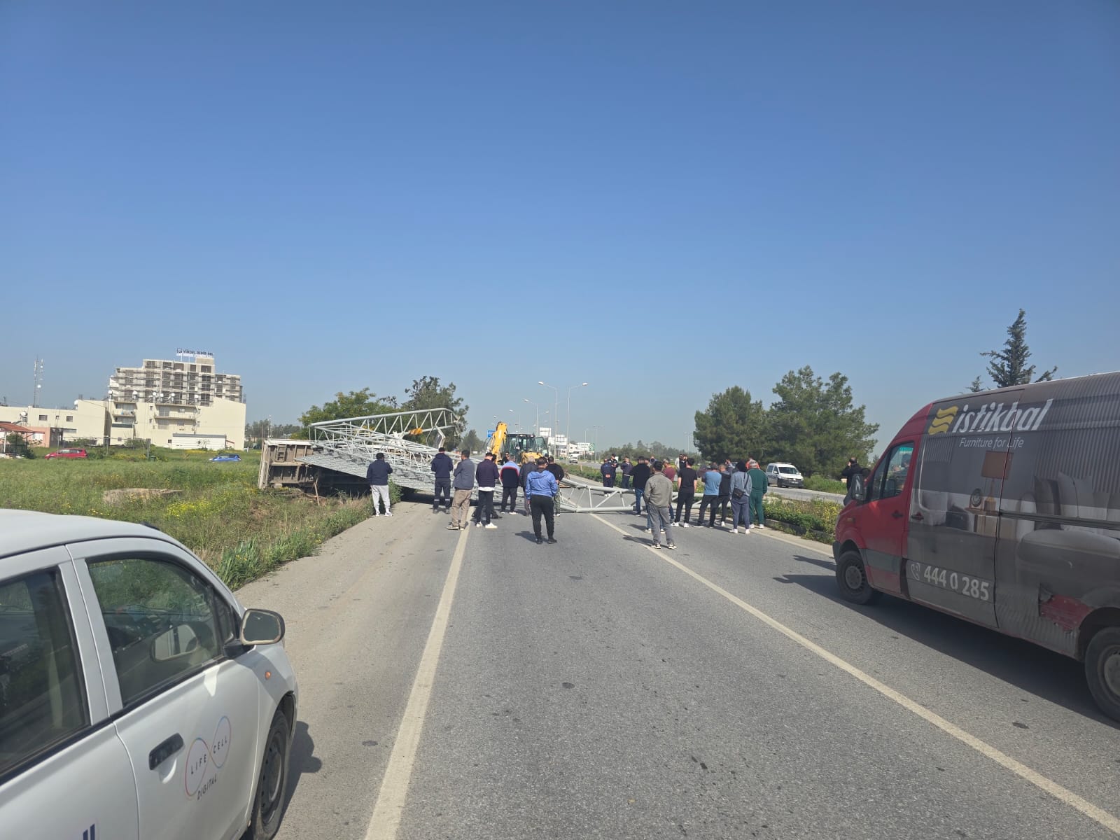 Büyük trafik levhası yola devrildi