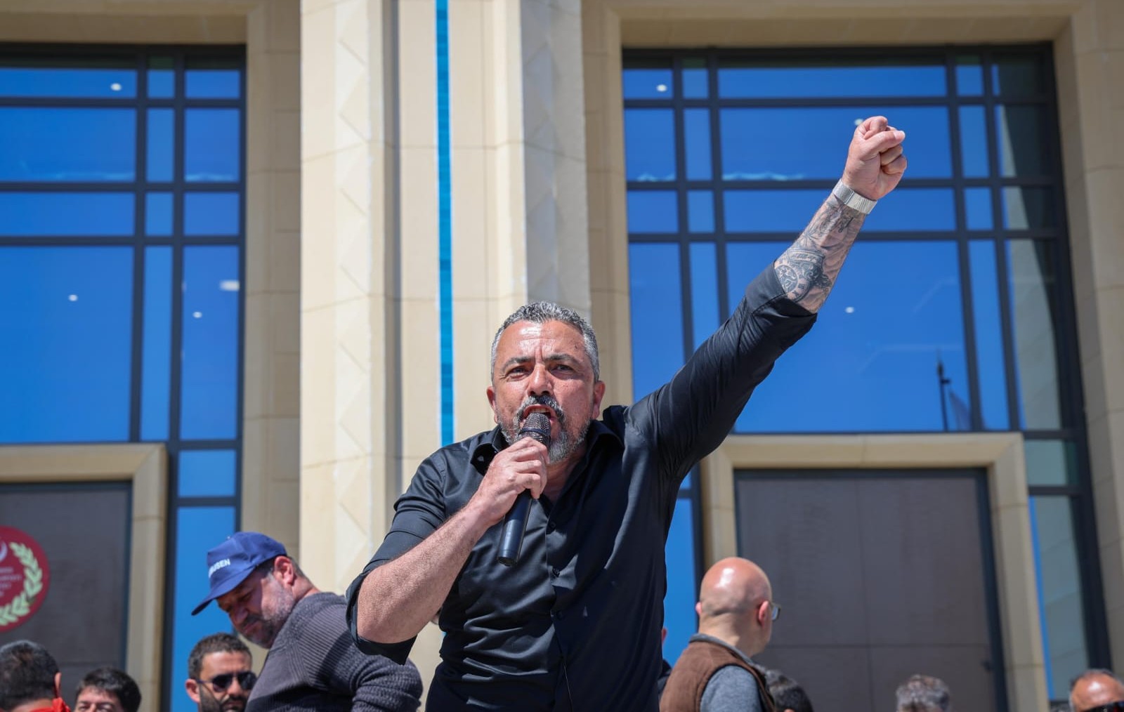  “Pazartesi gününe ertelenen yasa tasarısına karşı Meclis önünde olacağız”