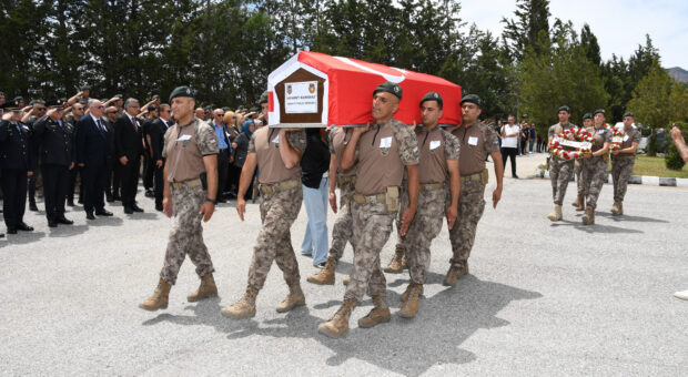 Görevdeyken rahatsızlanarak hayatını kaybeden 47 yaşındaki polis memuru Korkmaz son yolculuğuna uğurlandı