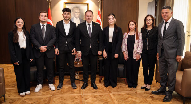 Öztürkler, Üniversite Öğrencileri Derneği heyetini kabul etti