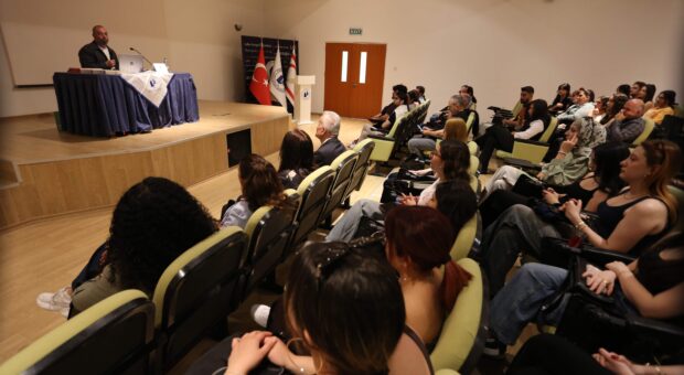 Gazeteci-Yazar Başaran Düzgün LAÜ öğrencileri ile bir araya geldi