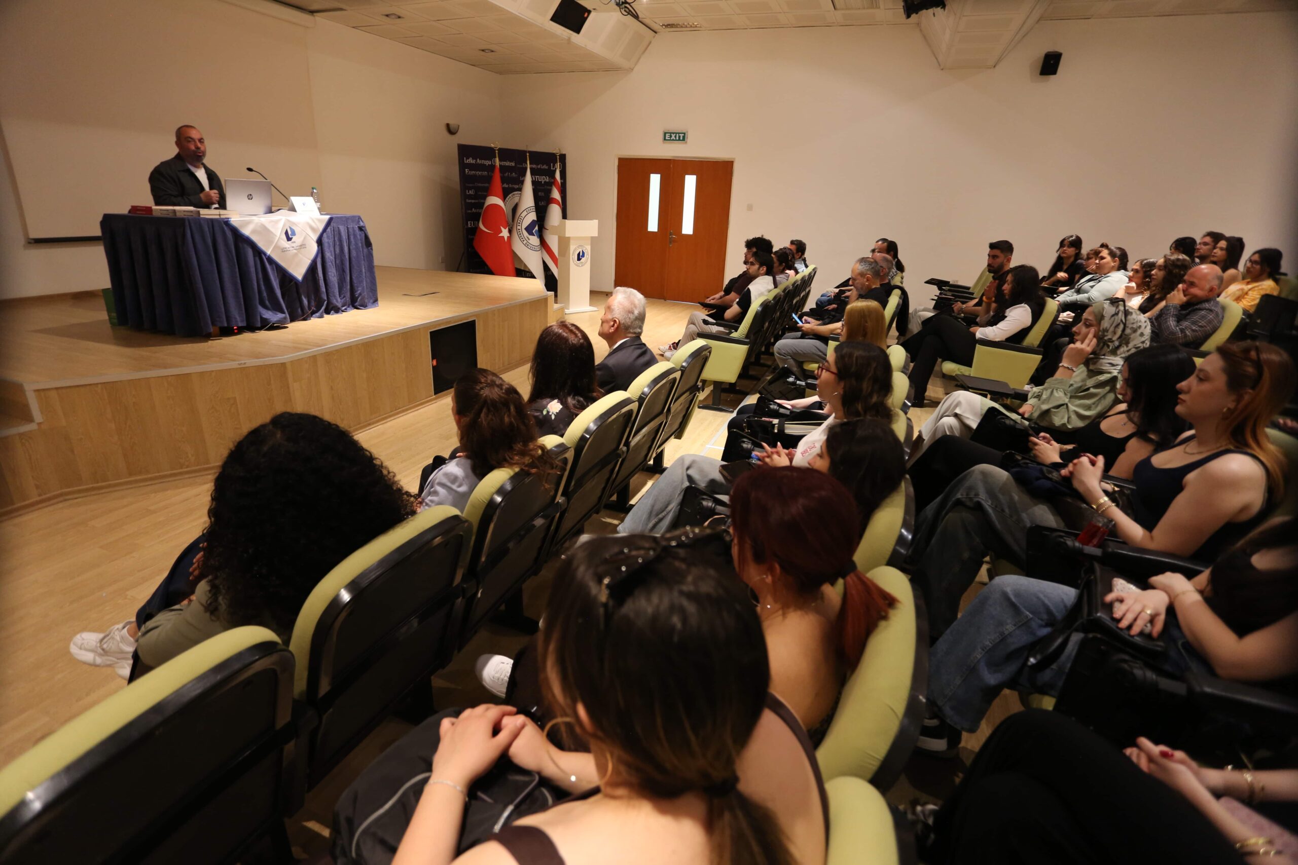 Gazeteci-Yazar Başaran Düzgün LAÜ öğrencileri ile bir araya geldi