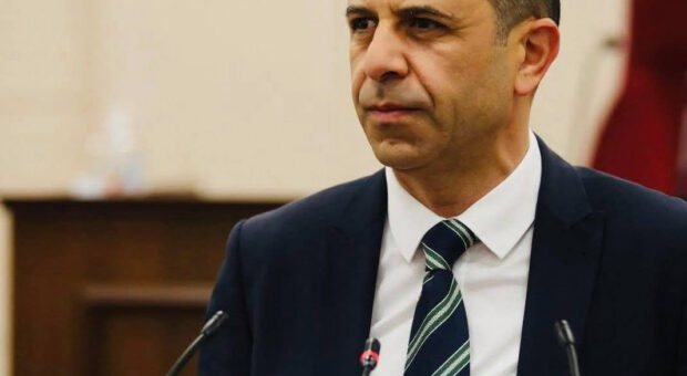 Özersay: “WhatsApp hesabımızı kapatarak sesimizi kesmeye çalışıyorlar”
