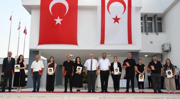 Emekli olan ve 30 hizmet yılını tamamlayan polislere plaket verildi