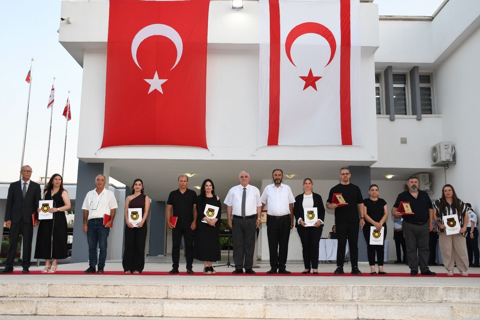 Emekli olan ve 30 hizmet yılını tamamlayan polislere plaket verildi