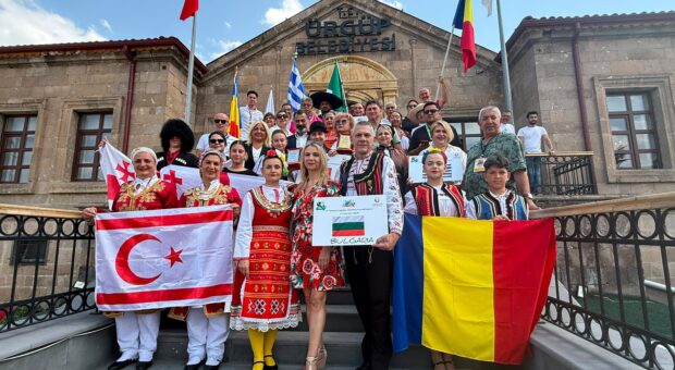 Mehmetçik Büyükkonuk Belediyesi Halk Dansları Ekibi, Ürgüp’ten iki ödülle döndü