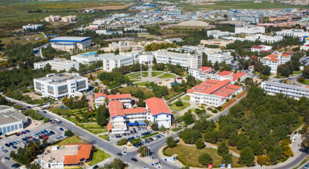 DAÜ, TC vatandaşı öğrencilere geniş kapsamlı burs ve indirim olanakları sundu