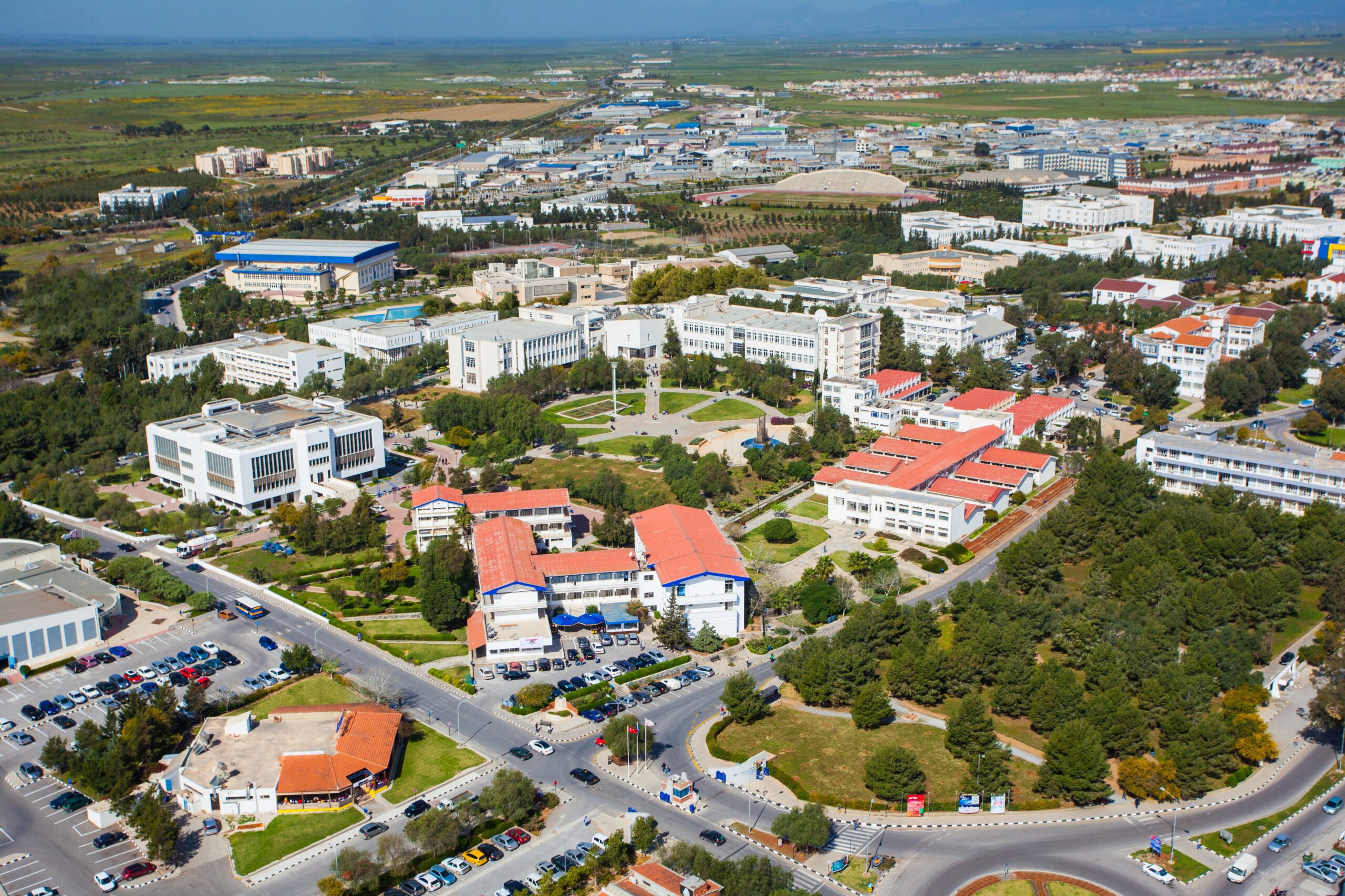DAÜ, TC vatandaşı öğrencilere geniş kapsamlı burs ve indirim olanakları sundu