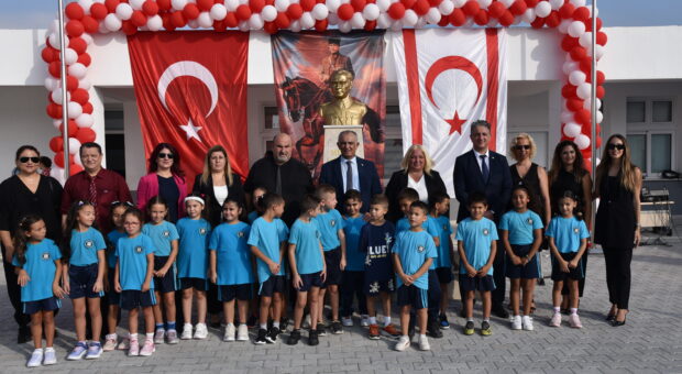 İlköğretimde yeni ders yılı başladı. Bakan Çavuşoğlu Çayırova İlkokulu binasının açılışını yaptı