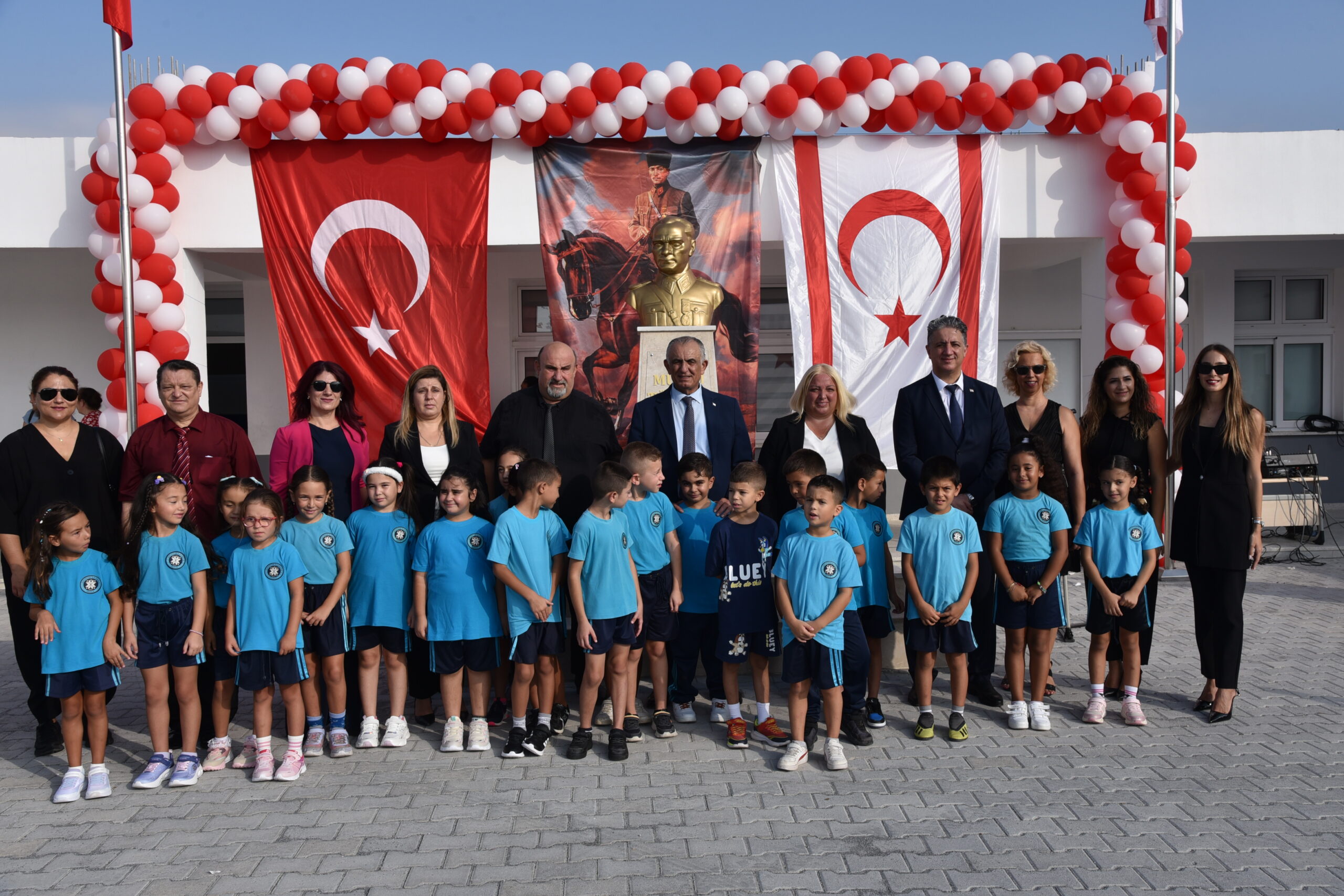 İlköğretimde yeni ders yılı başladı. Bakan Çavuşoğlu Çayırova İlkokulu binasının açılışını yaptı