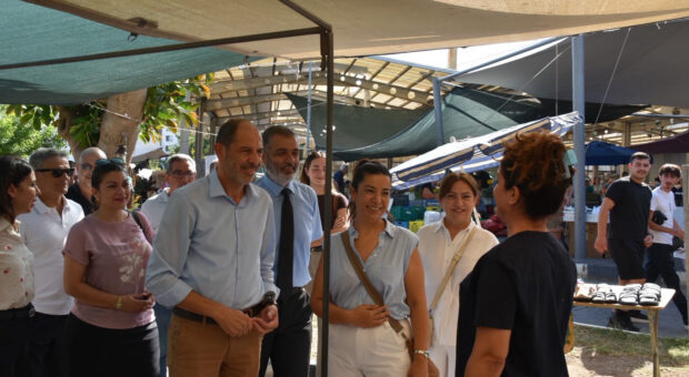 Özersay, Girne Açık Pazarında esnaf ve vatandaşla bir araya geldi