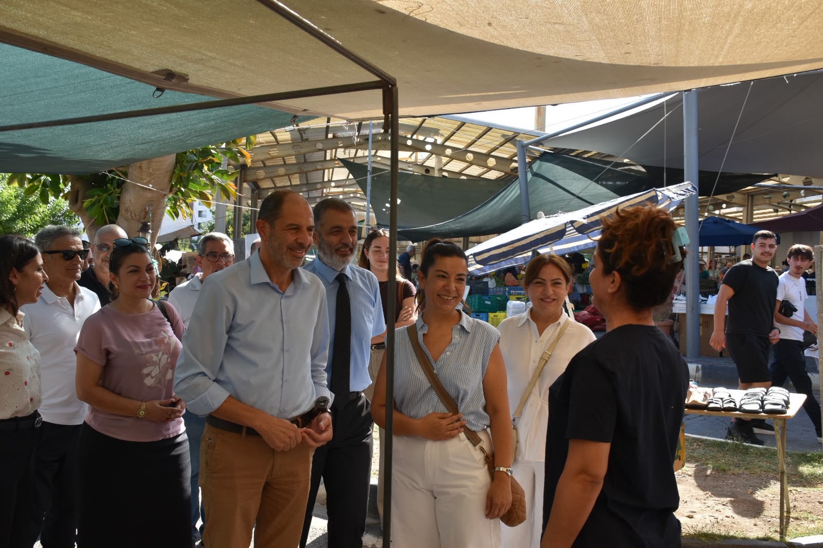 Özersay, Girne Açık Pazarında esnaf ve vatandaşla bir araya geldi