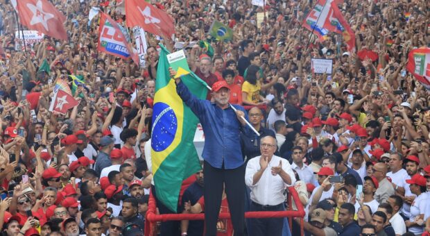 Brezilya’da Lula yeniden devlet başkanı seçildi