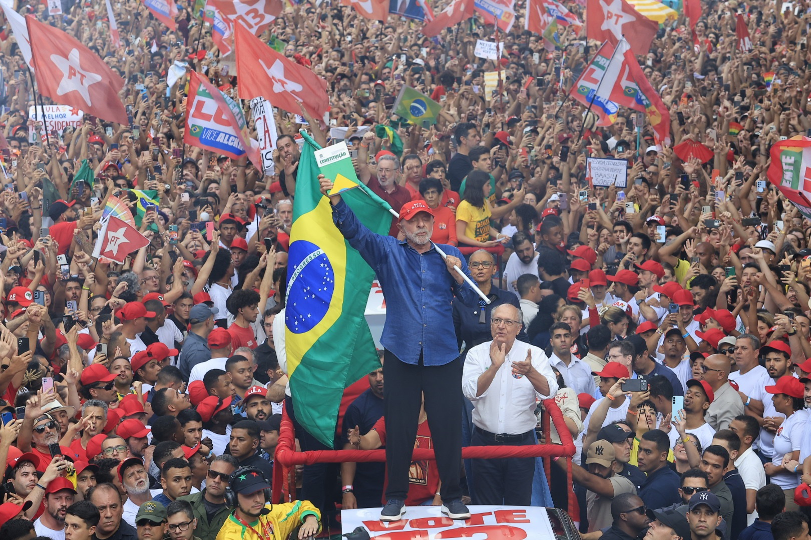 Brezilya’da Lula yeniden devlet başkanı seçildi